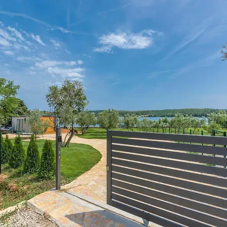 Feriehus Ive & Beta, Olive Grove, Sea, Swimming Pool, Jacuzzi, Fenced Yard, Barbecue - Istria Pula